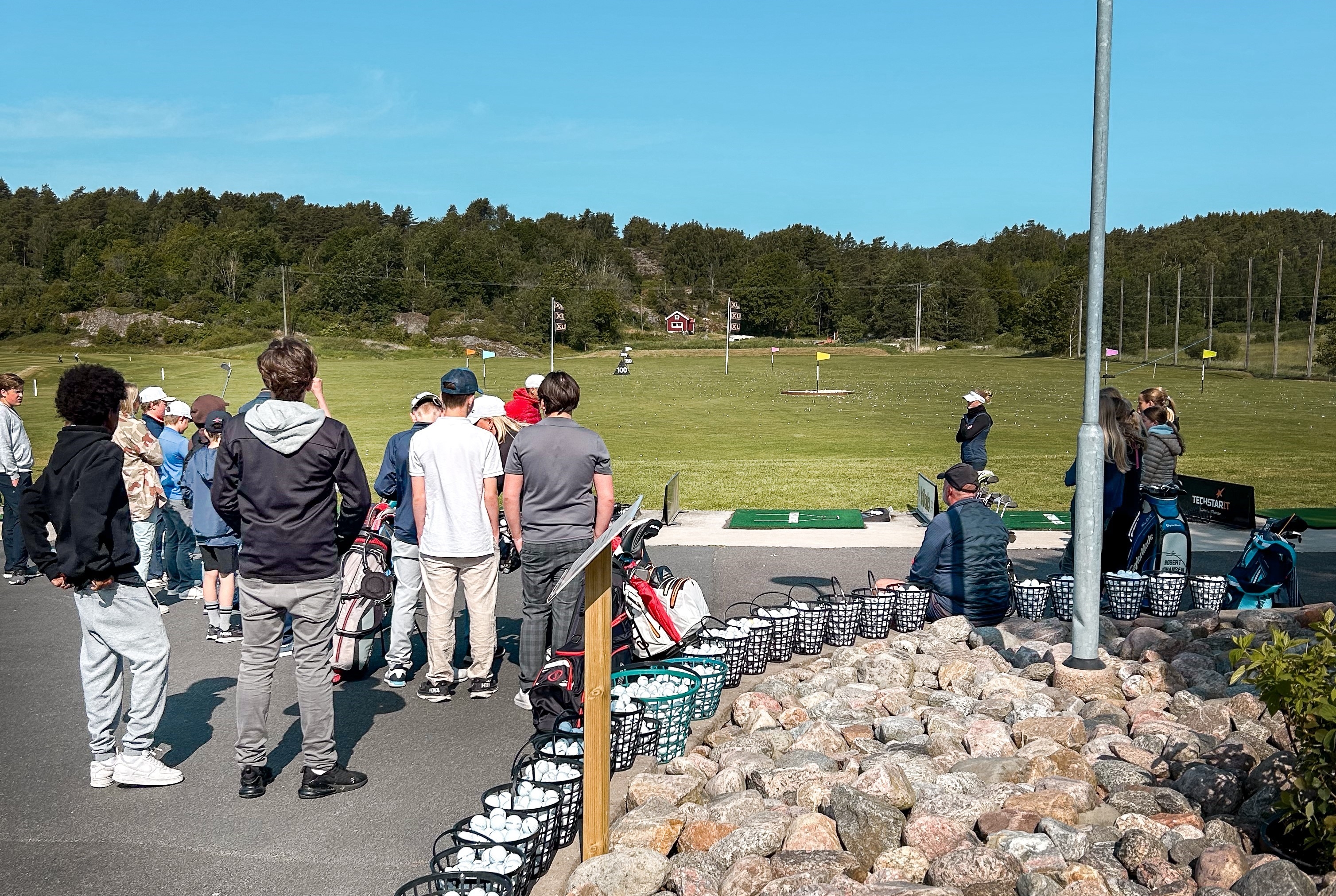 barn som går mot golfbanan