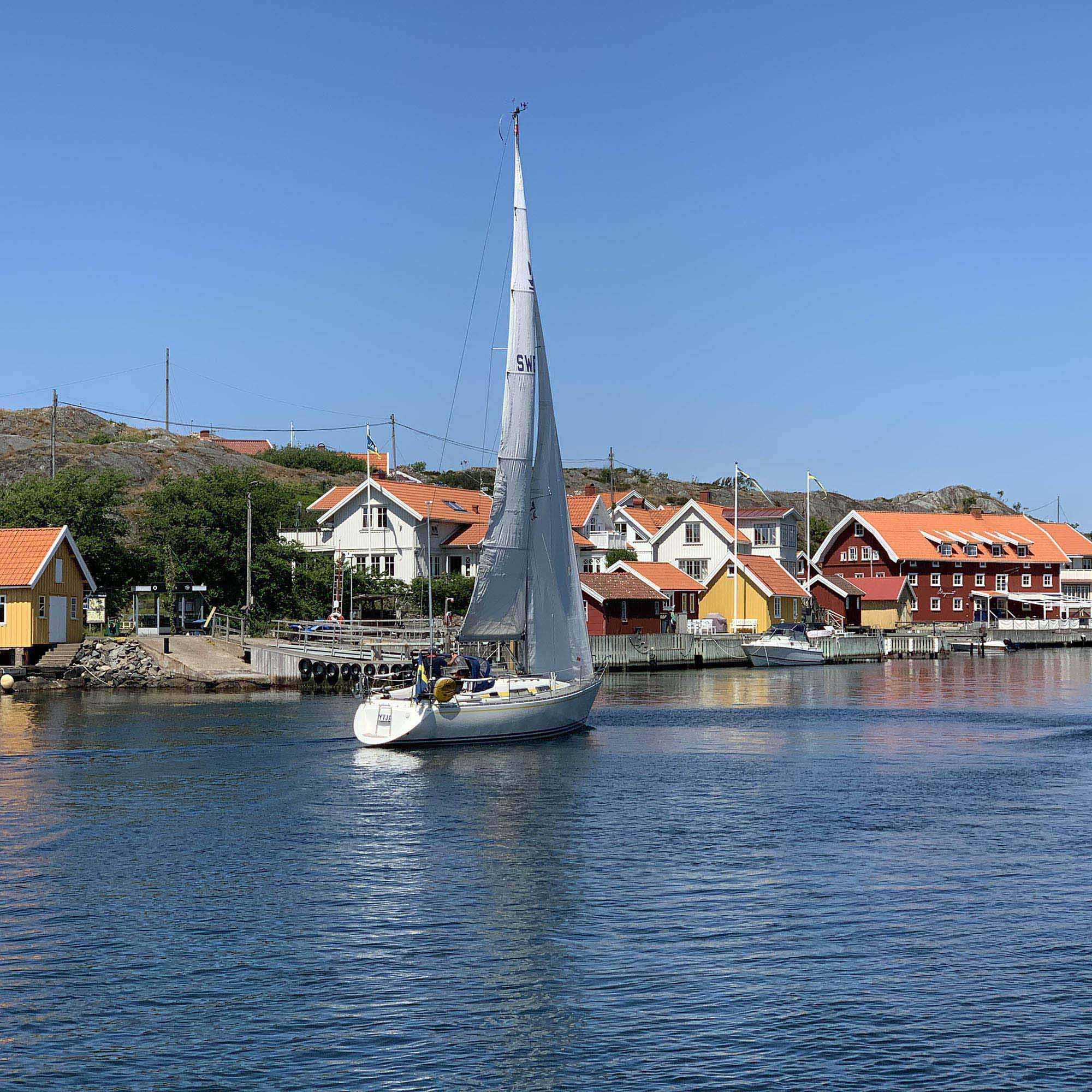 Segelbåt i Rännan mellan Kyrkesund och Härön