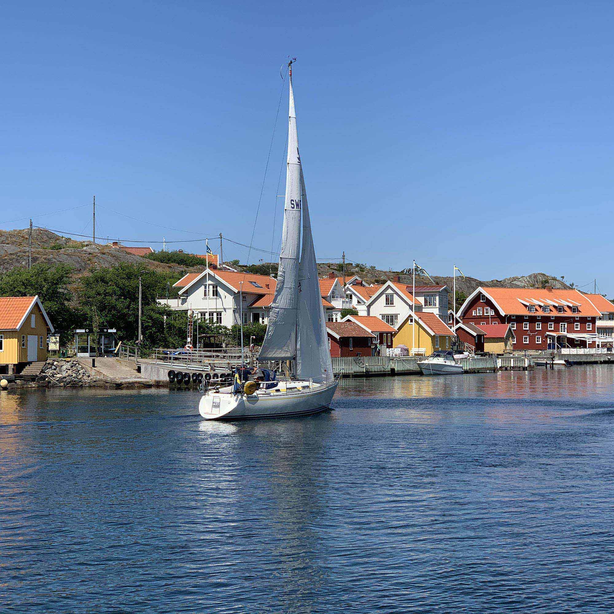 Segelbåt i Rännan mellan Kyrkesund och Härön