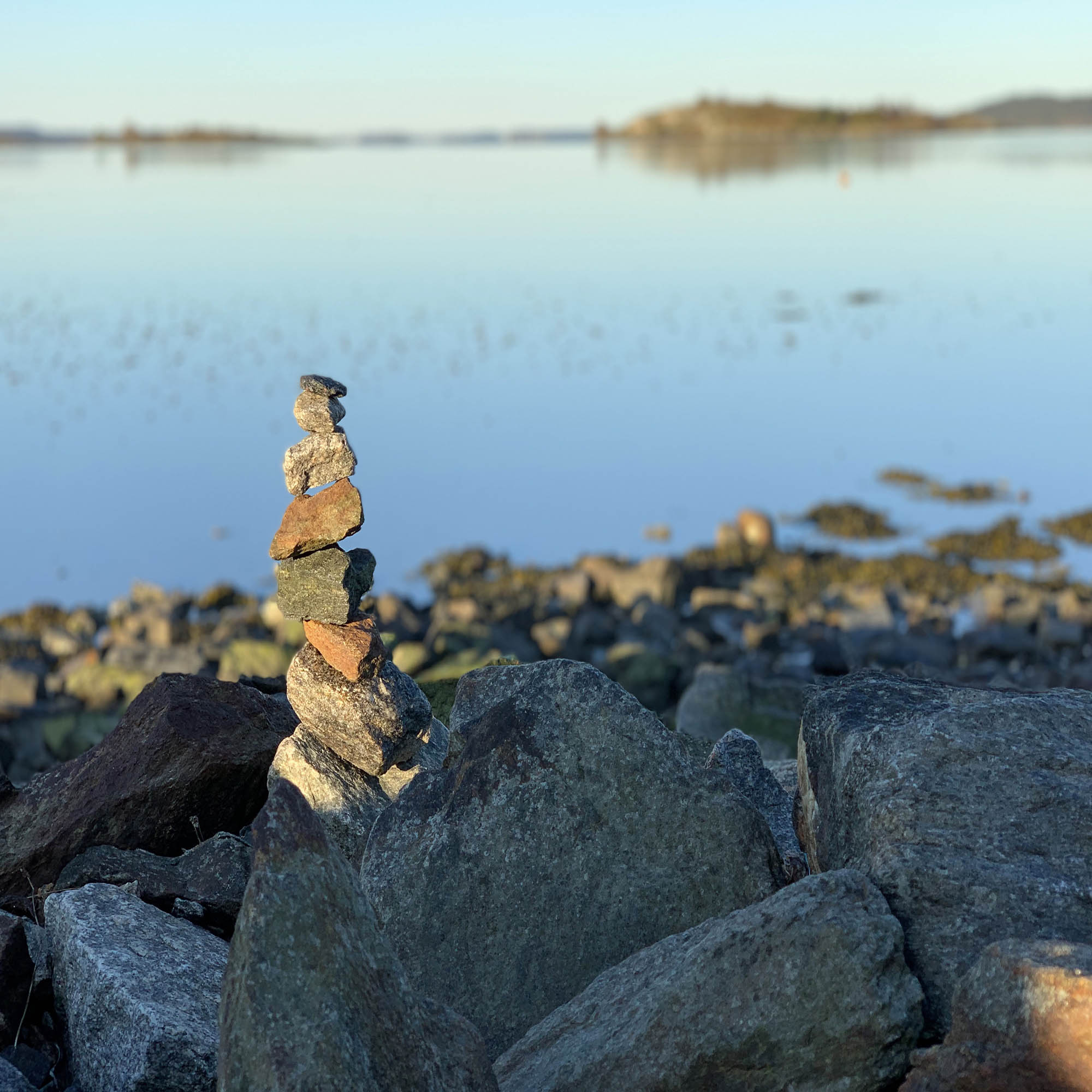 Torn av stenar på stranden